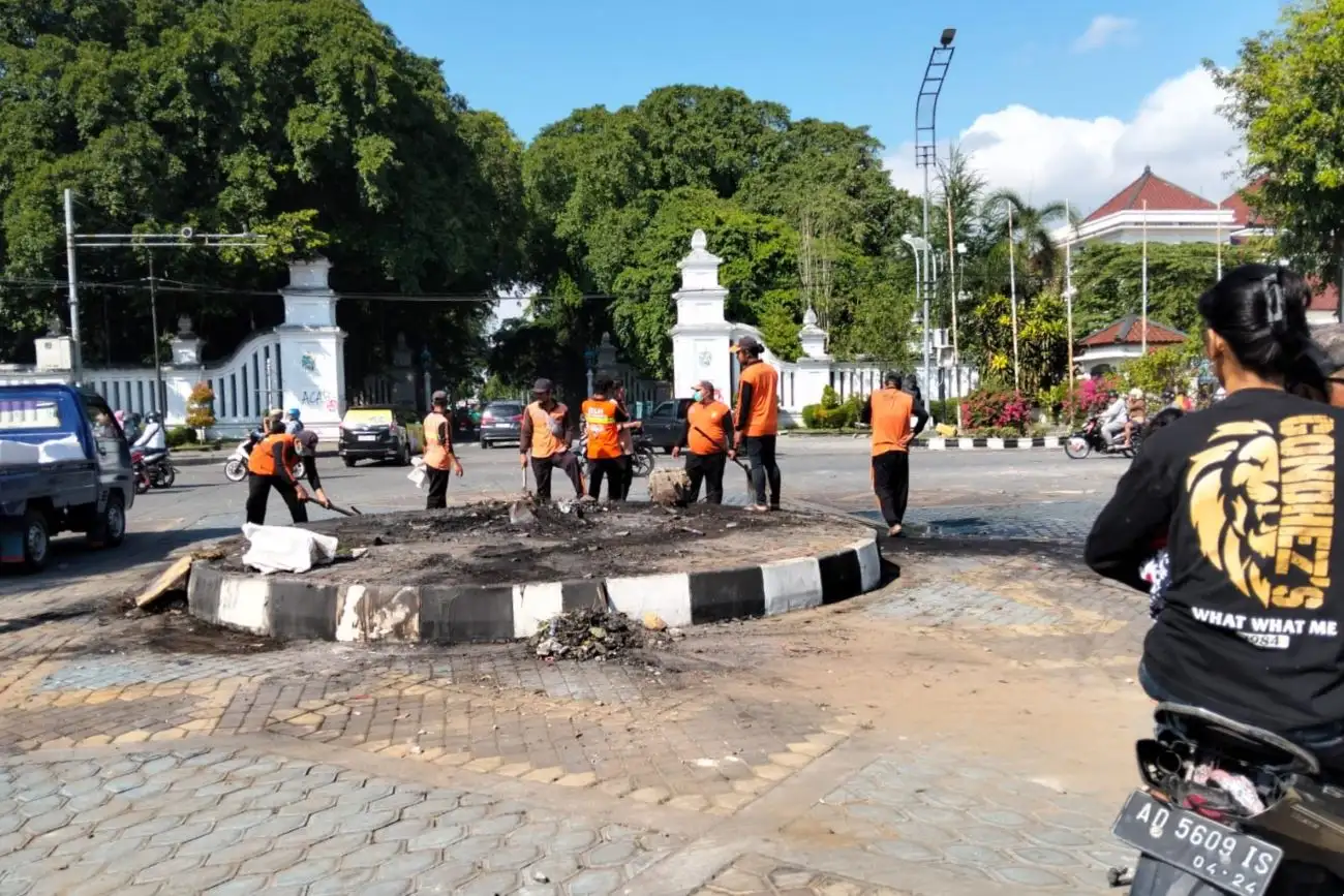 Fasum Dirusak dan Dibakar Massa, Ini Penampakan Bundaran Gladak dan DPRD Solo