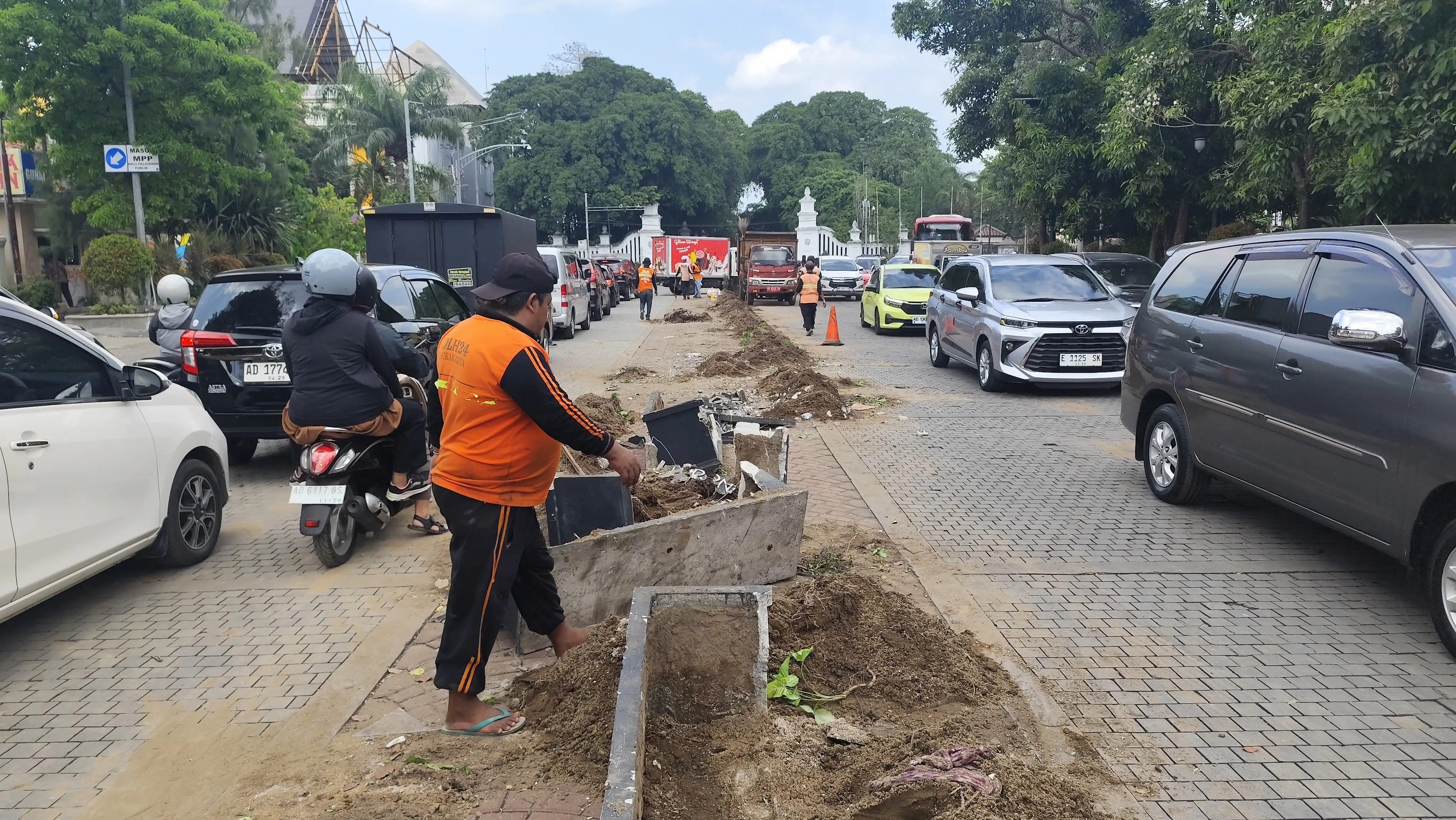 150 Petugas DLH Solo Lembur Bersihkan Puing Kerusakan Dampak Aksi Massa