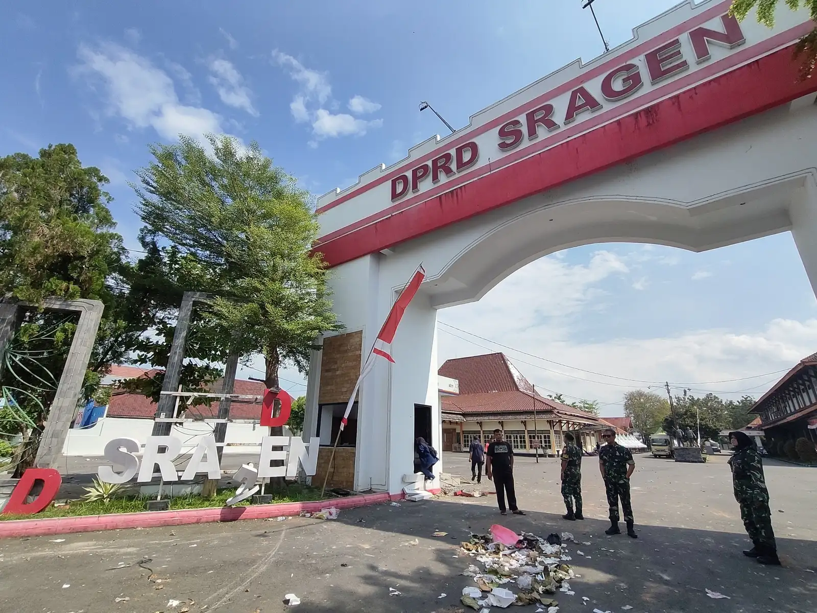 1 Peleton Tentara Berjaga di Gedung DPRD Sragen Pascaaksi Massa Tak Dikenal