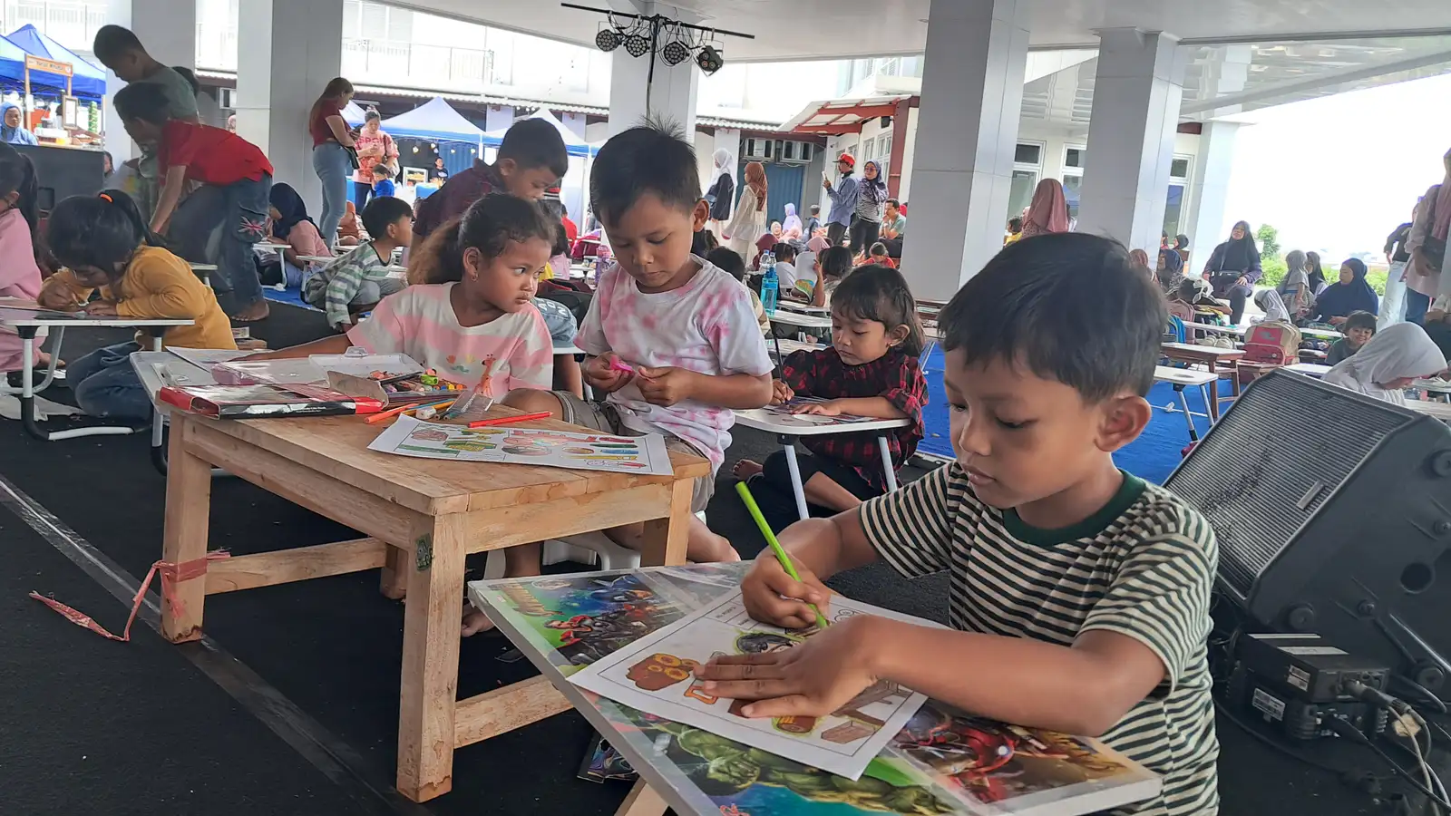 Ratusan Anak Unjuk Gigi dalam Lomba Mewarnai di Sri Kayu Furni Fest 2025