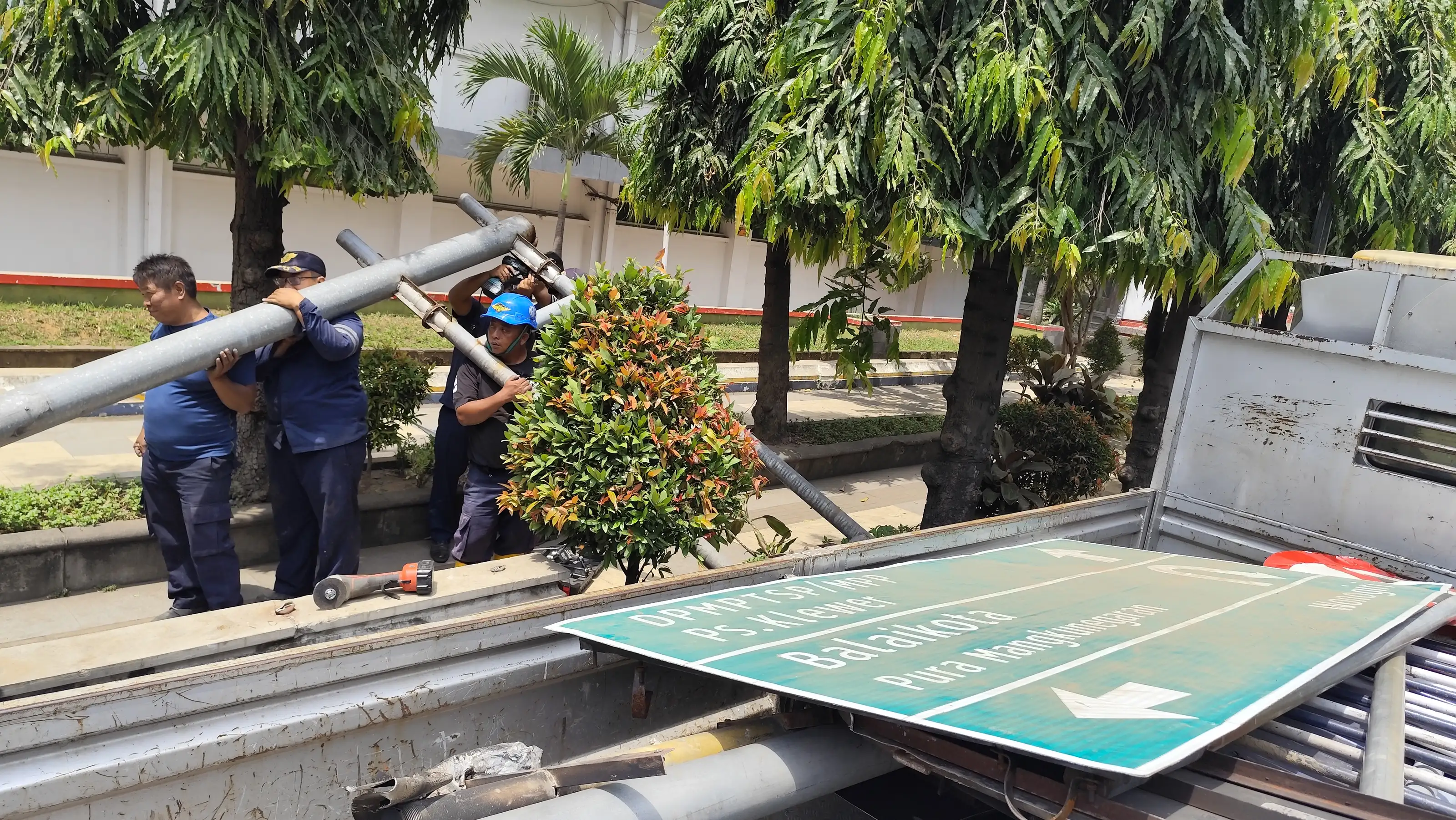Ratusan Water Barrier, 6 Halte, dan Belasan CCTV Rusak Akibat Demo di Solo
