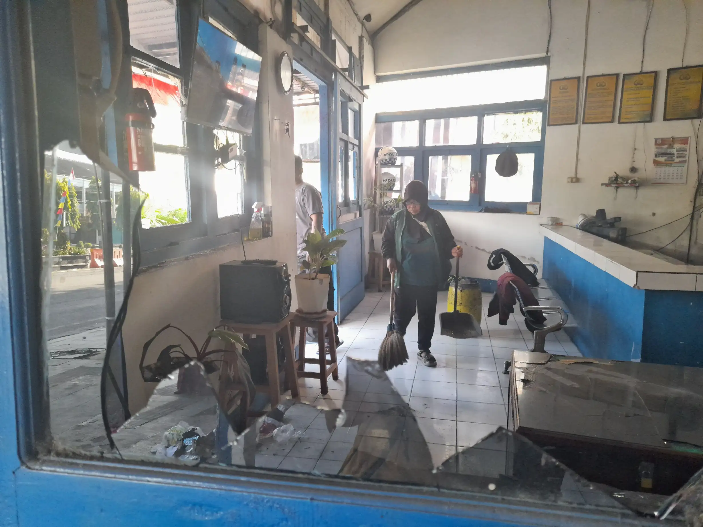 Bawa Bendera, Massa Perusak Pagar DPRD Sragen-Pos Polisi Diduga Masih Anak-anak