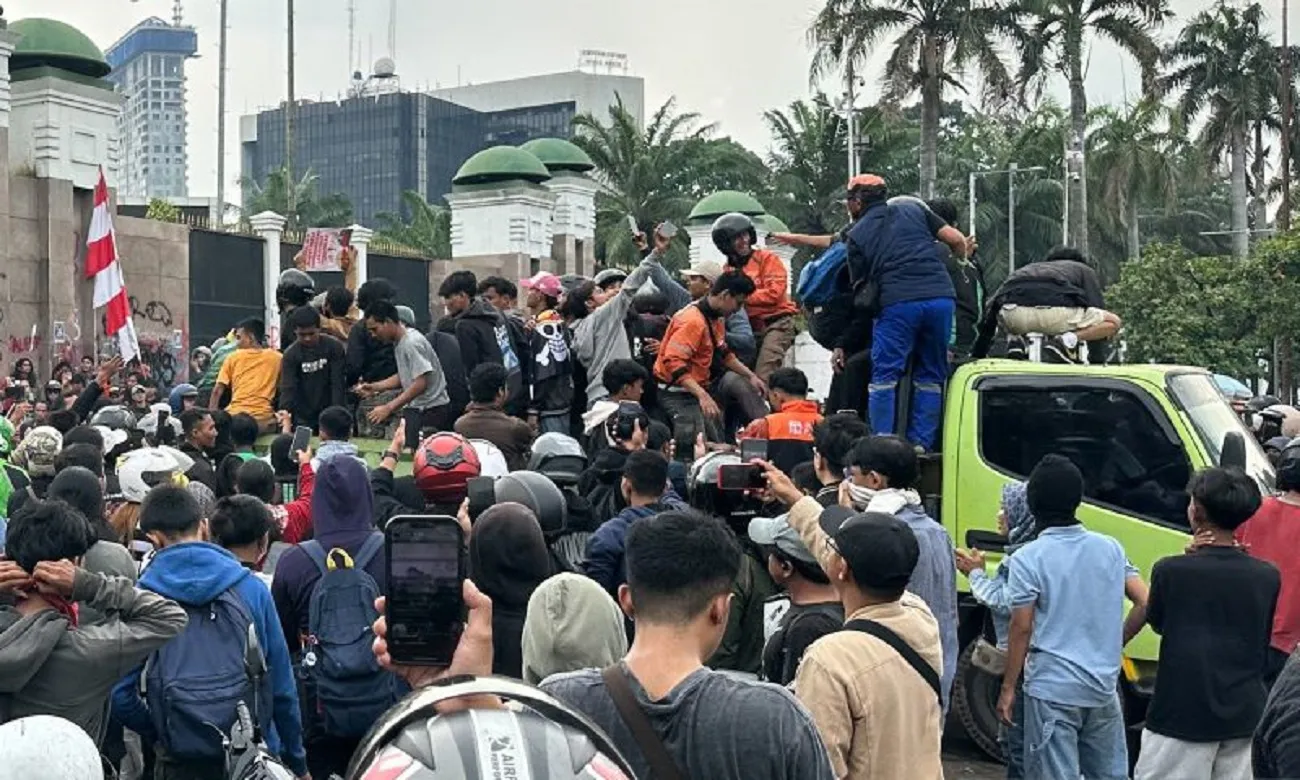 Demo Berlanjut, Massa Coba Jebol Gerbang DPR