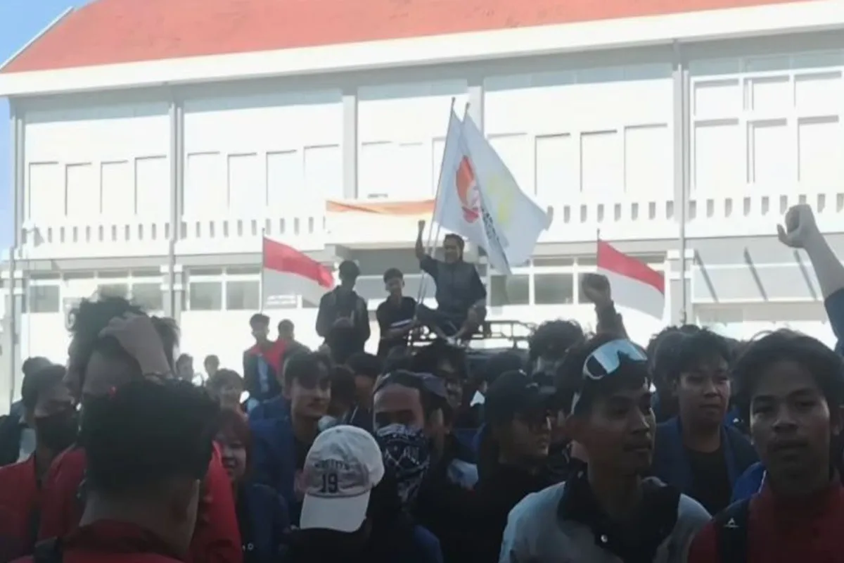 Mahasiswa Surabaya Gelar Aksi Damai di Polrestabes, Tuntut Pembebasan Rekan