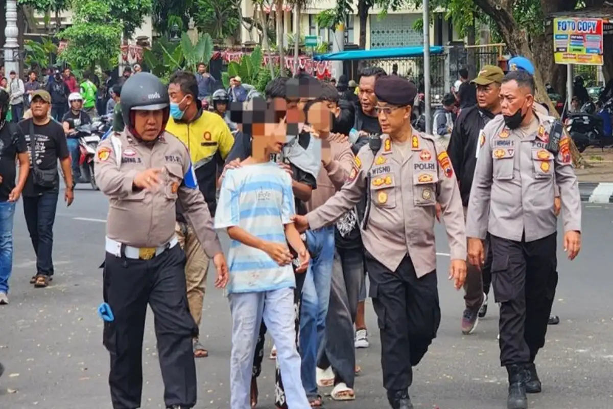 Mapolda Jateng Diserang Puluhan Remaja, Polisi Tembakkan Gas Air Mata