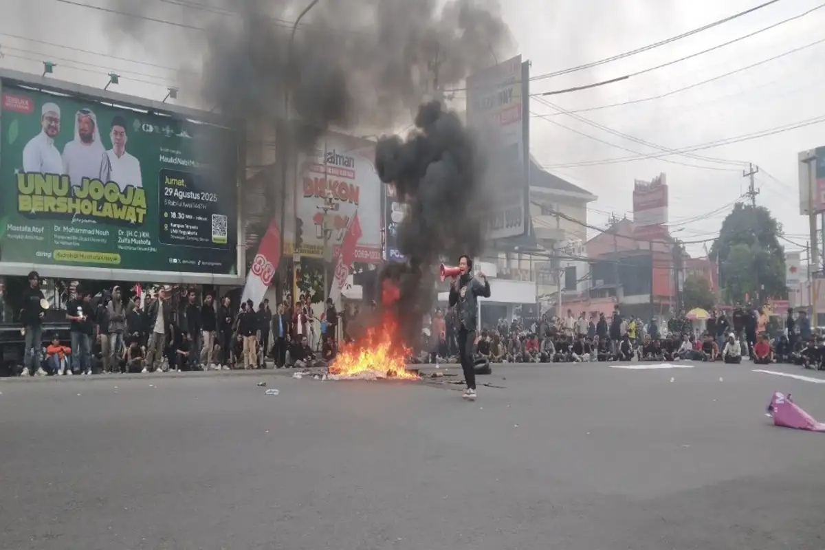 Aksi Demo Mahasiswa di Jogja Berlanjut, Massa Blokir Jalan dan Kritik DPR