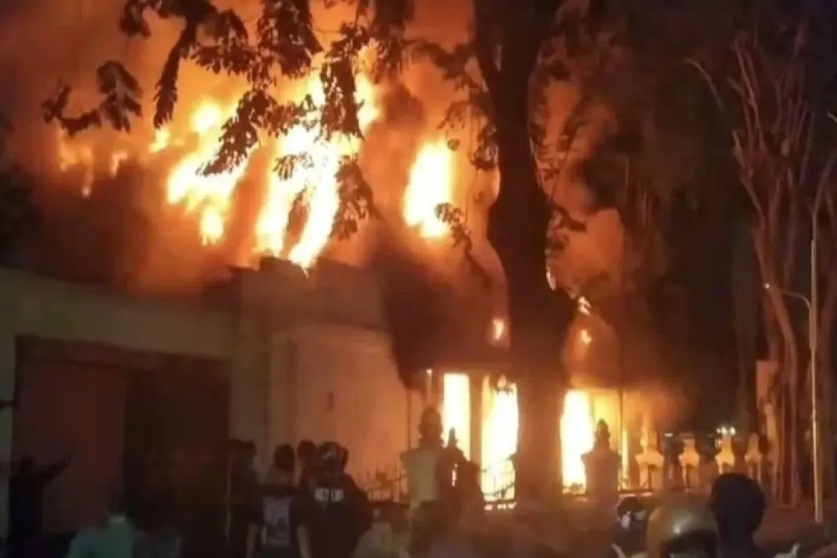 Gedung Negara Grahadi Surabaya Dibakar Massa Usai Demo Anarkis
