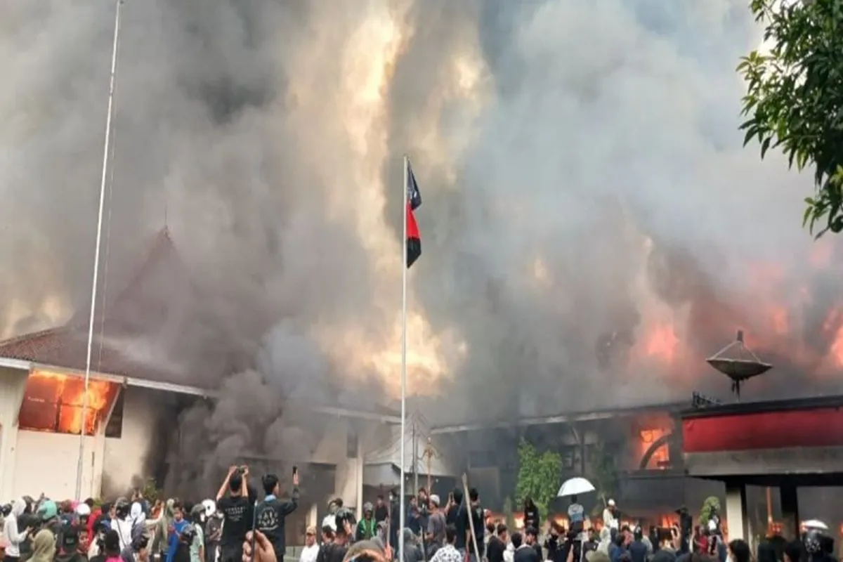 Ricuh Demo di Banyumas & Pekalongan, Polisi Tembakkan Gas Air Mata