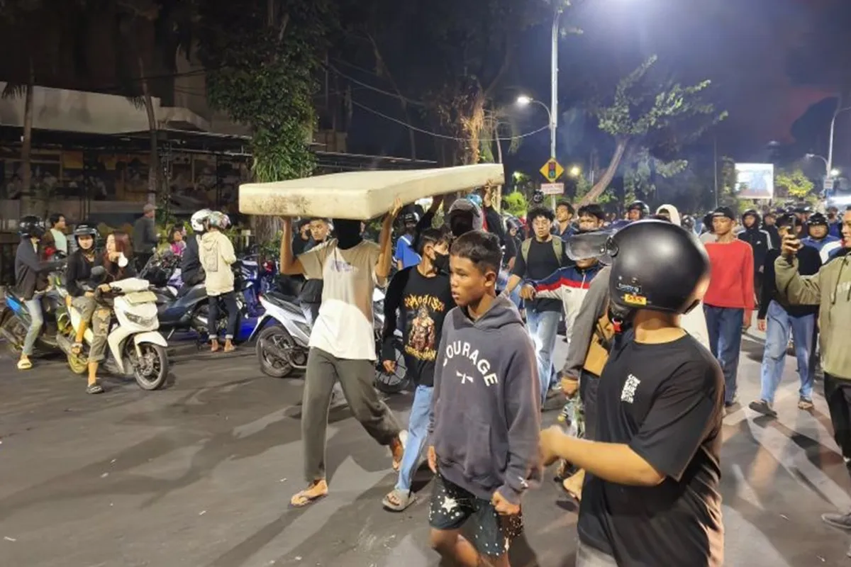 Massa Jarah Barang Usai Kebakaran Gedung Negara Grahadi Surabaya