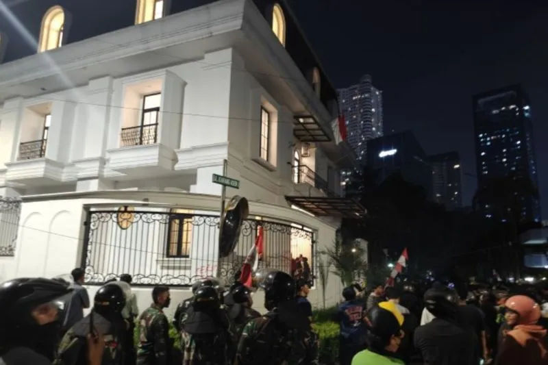 Personel Polisi dan TNI Jaga Rumah Eko Patrio
