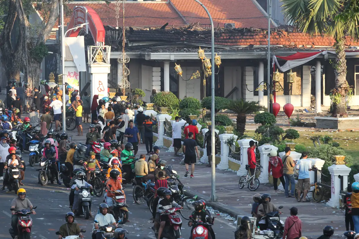Kondisi Gedung Negara Grahadi & Polsek Tegalsari Surabaya Usai Dibakar Massa