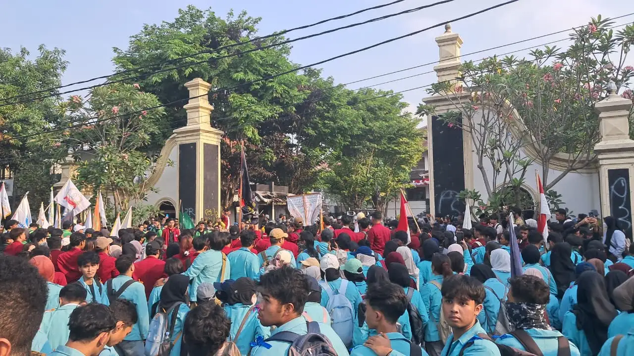 Di Depan Anggota DPRD Solo, Mahasiswa UNS hingga Unsa Demo Sampaikan 5 Tuntutan