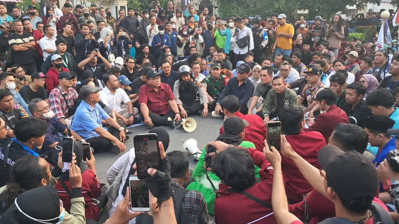 Demo di DPRD Solo, Ratusan Mahasiswa Diajak Dialog Sembari Lesehan di Jalan
