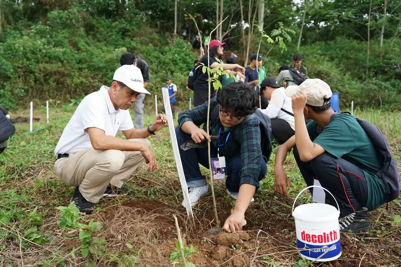 Pupuk Semangat Konservasi, Peserta OMB 2025 UKSW Tanam Ratusan Bibit Pohon