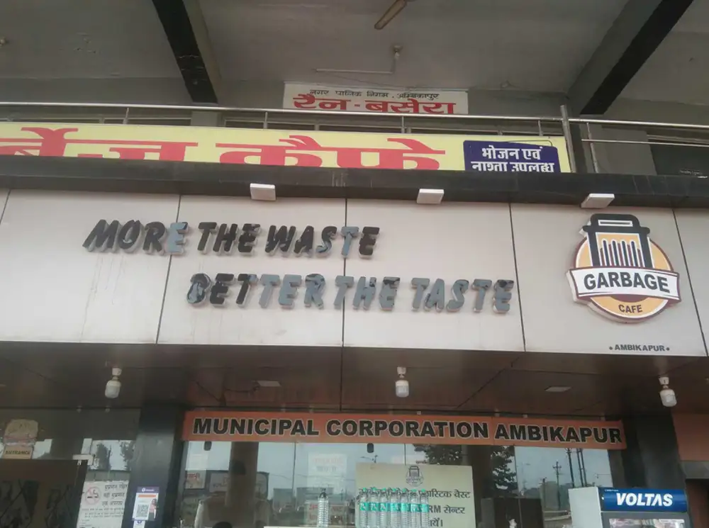 Di Garbage Cafe, Orang Bayar Jajanan Pakai Sampah