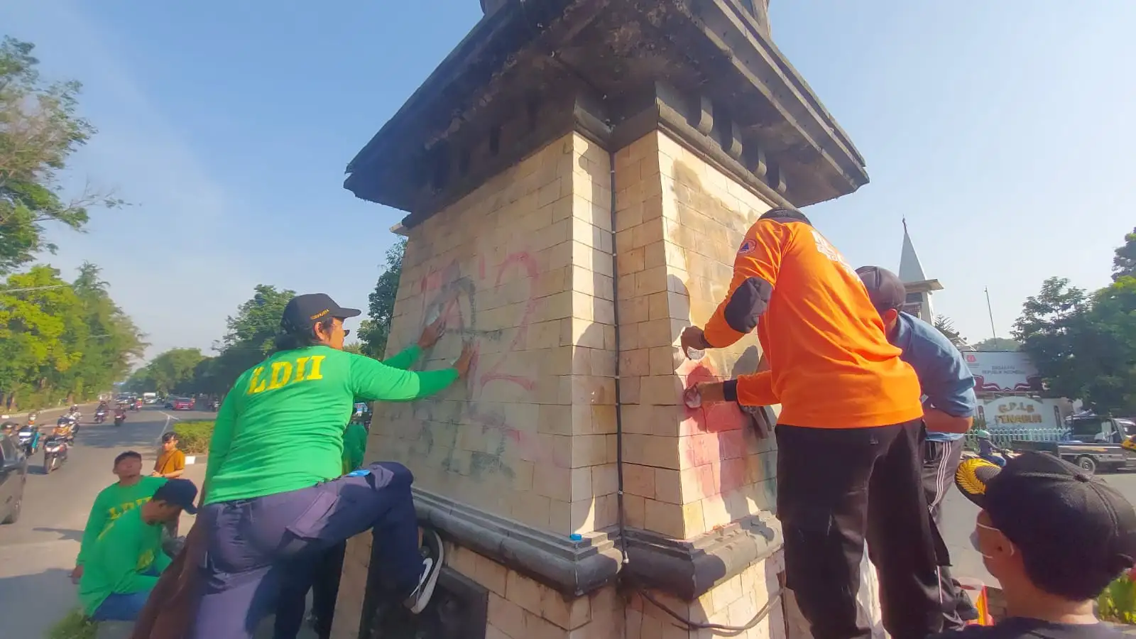 Banyak Fasum Rusak akibat Demo Ricuh, Wali Kota Solo Pimpin Aksi Bersih-Bersih
