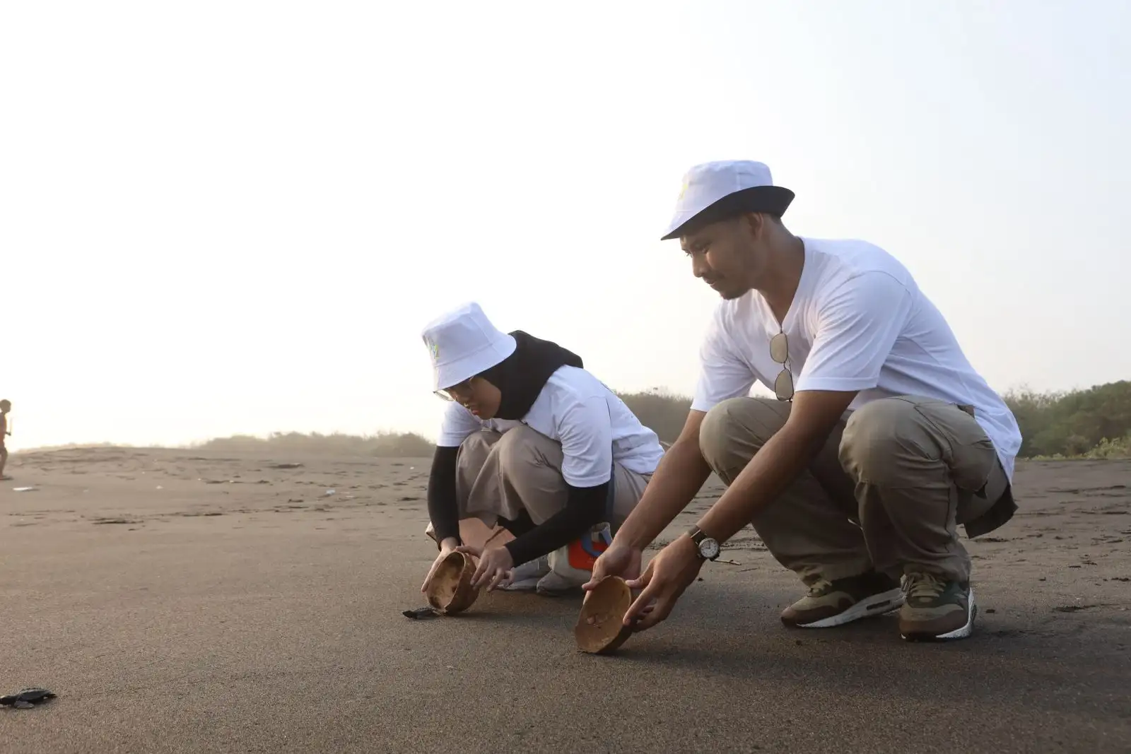 Penyu-lamat 2025: Aksi Sukarelawan Karyawan Telkom di Pantai Pelangi Yogyakarta