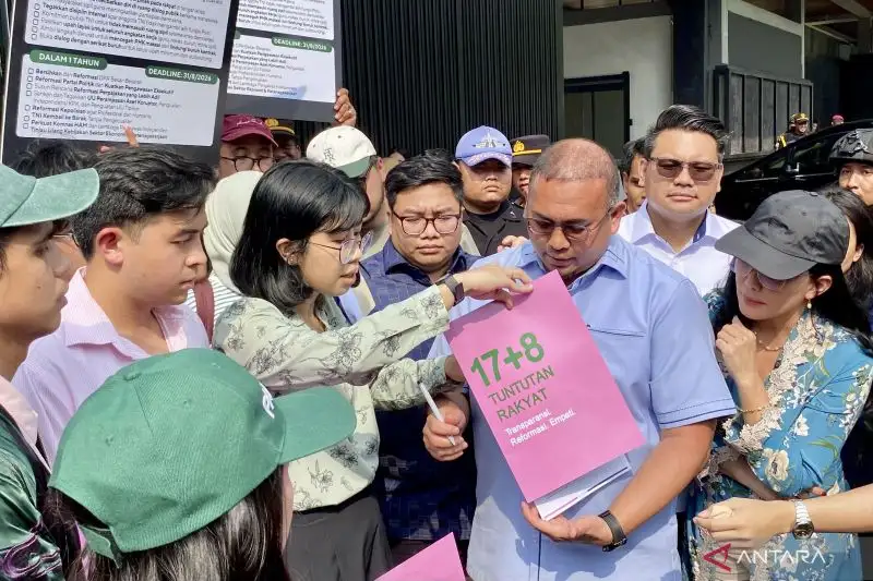 Elemen Gabungan Masyarakat Serahkan Secara Formal Tuntutan 17+8 ke DPR
