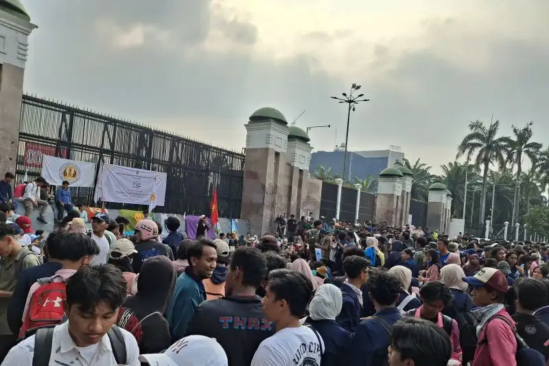 Ratusan Mahasiswa Unpad Demo di DPR, Kawal Deadline 17 Tuntutan Rakyat