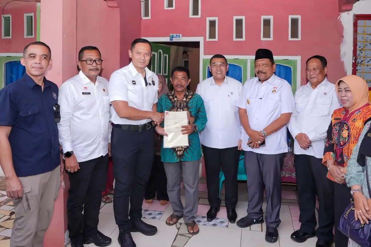 Menko AHY Serahkan Sertipikat Tanah di Bengkulu, Wamen Ossy Apresiasi Pemda