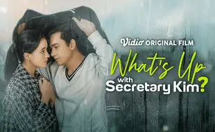 Yigit qizning eyakulyatsiyasini yalaydi