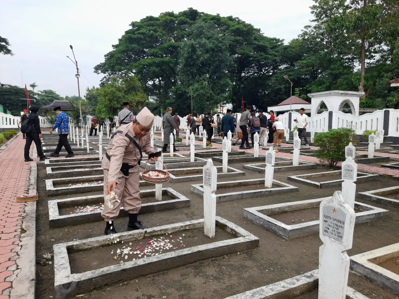 Bupati, Ketua DPRD, hingga ASN Sragen Cosplay Pahlawan Sembari Tabur Bunga