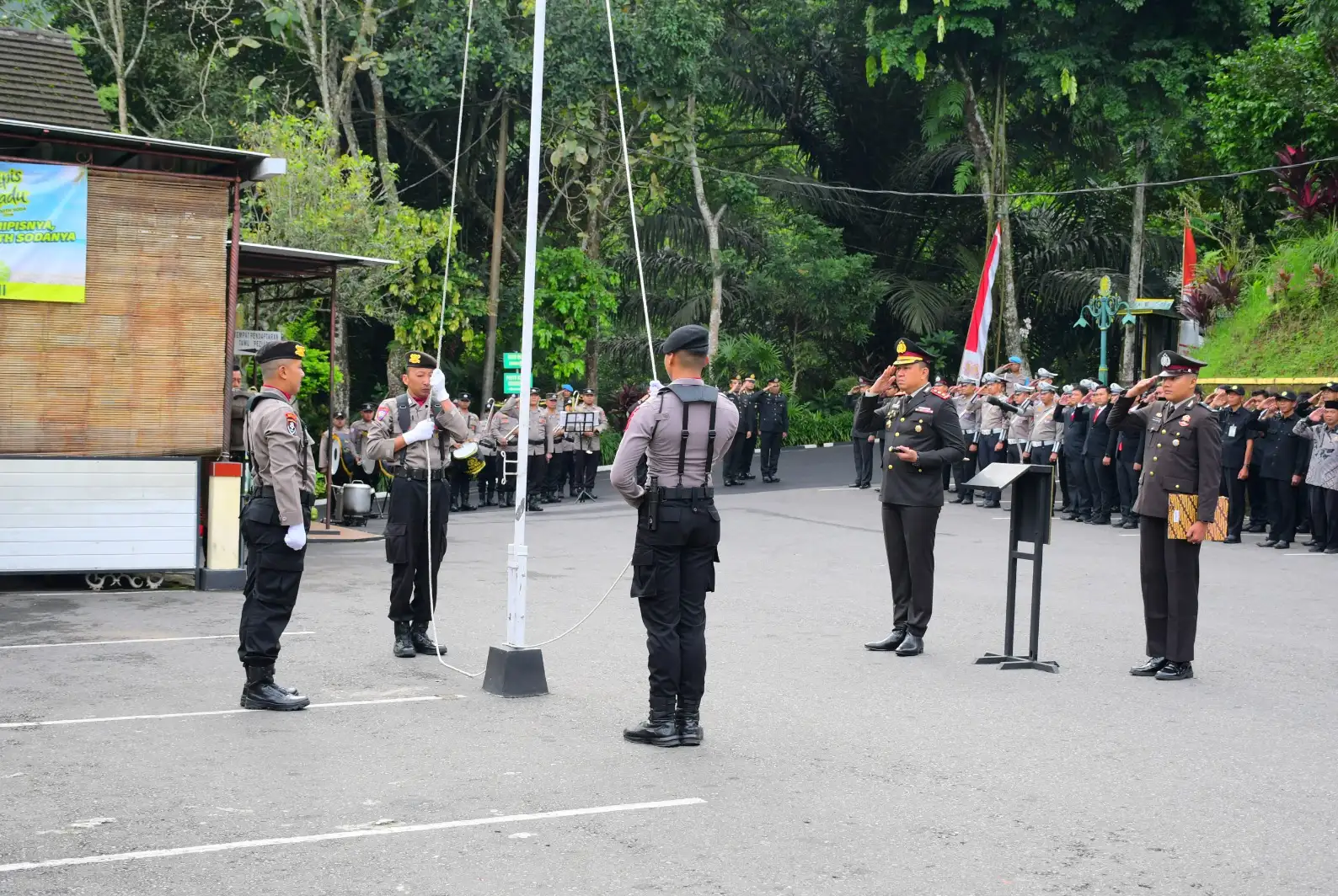 Hari Pahlawan, Polres Karanganyar Gelar Upacara di Kompleks Makam Soeharto