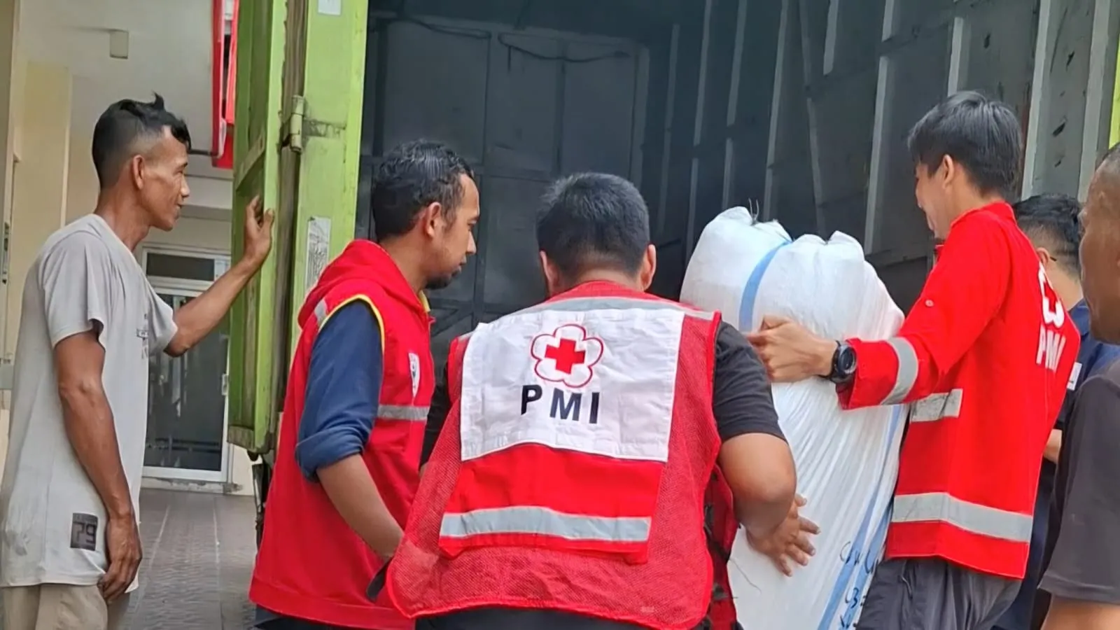 PMI Solo Kirim Bantuan Pakaian Dalam hingga Popok untuk Korban Banjir Sumatra
