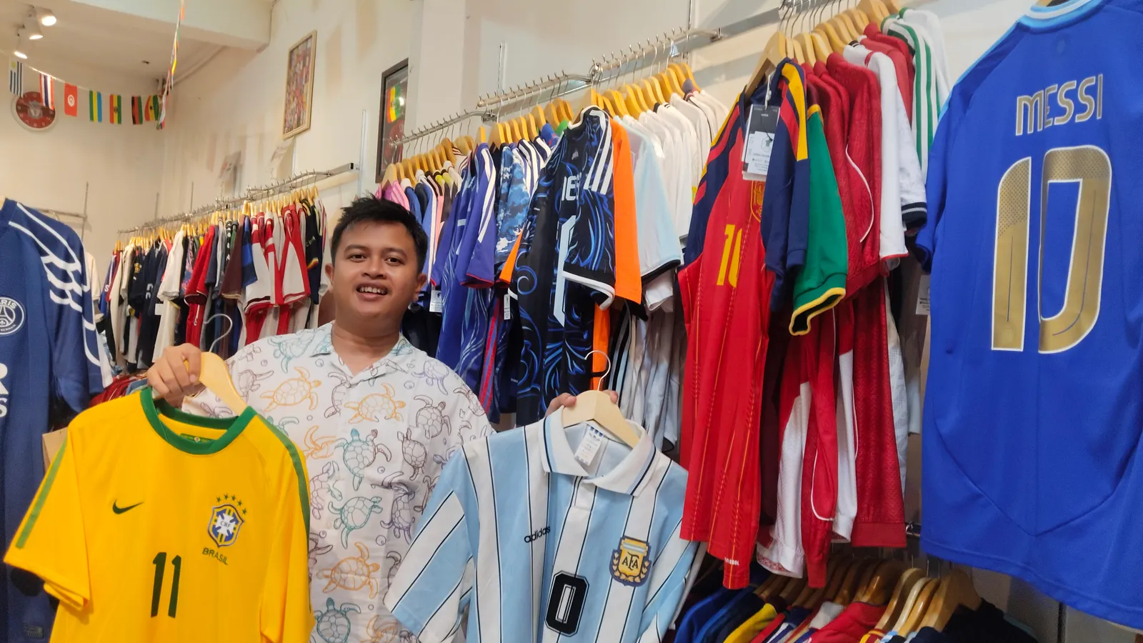 Demam Piala Dunia 2026, Jersey Ronaldo-Messi Masih Laris Manis di Semarang