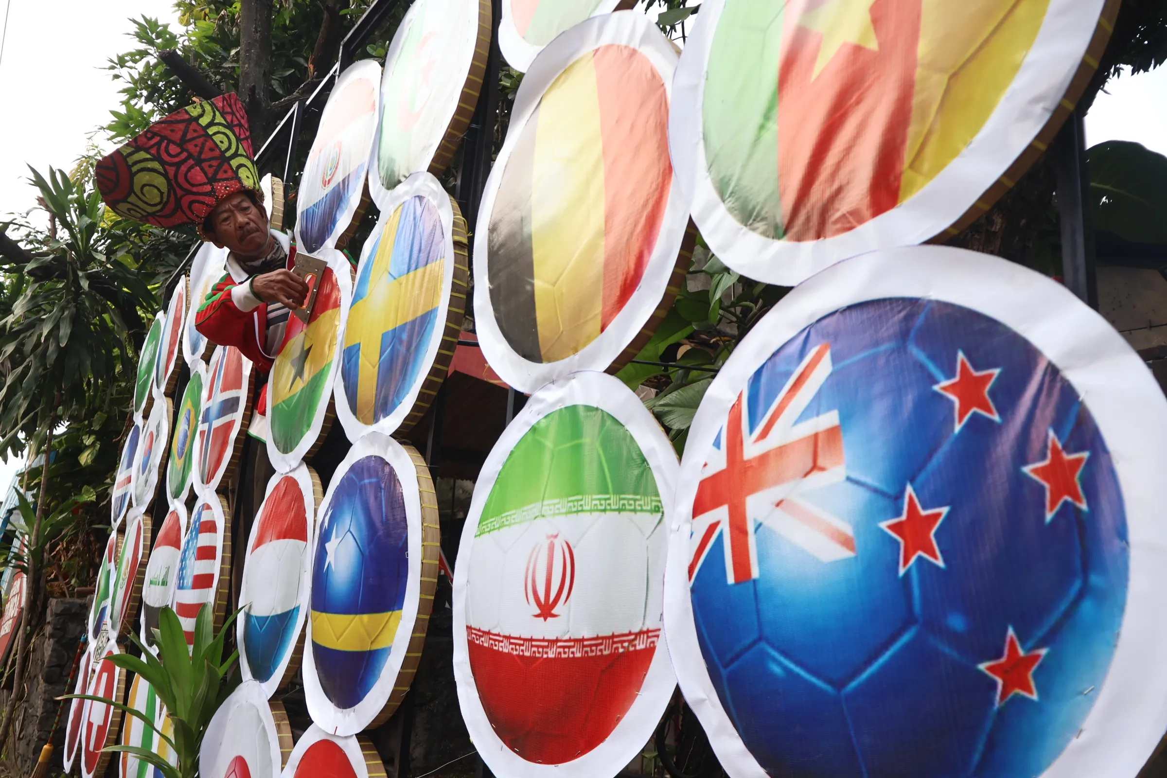 Warga Solo Pasang Spanduk Bendera Negara Sambut Piala Dunia 2026
