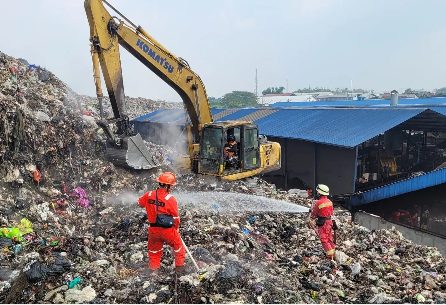 Sampah di Blok D TPA Putri Cempo Solo Terbakar, DLH dan Damkar Gercep Pemadaman