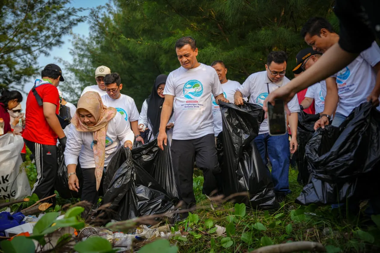 PLN Berikan Bantuan 2.000 Bibit Tanaman di Pantai Tirang Semarang