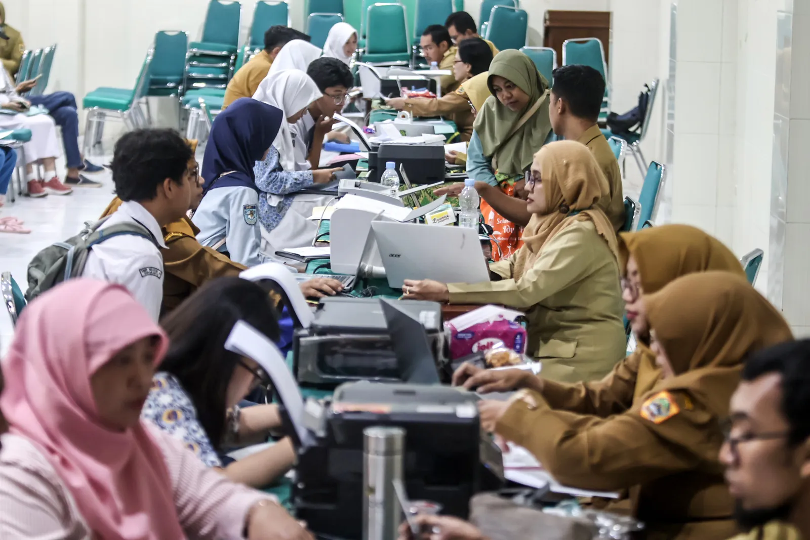Verifikasi SPMB 2026 Dimulai, Orang Tua dan Calon Siswa Datangi SMA di Solo