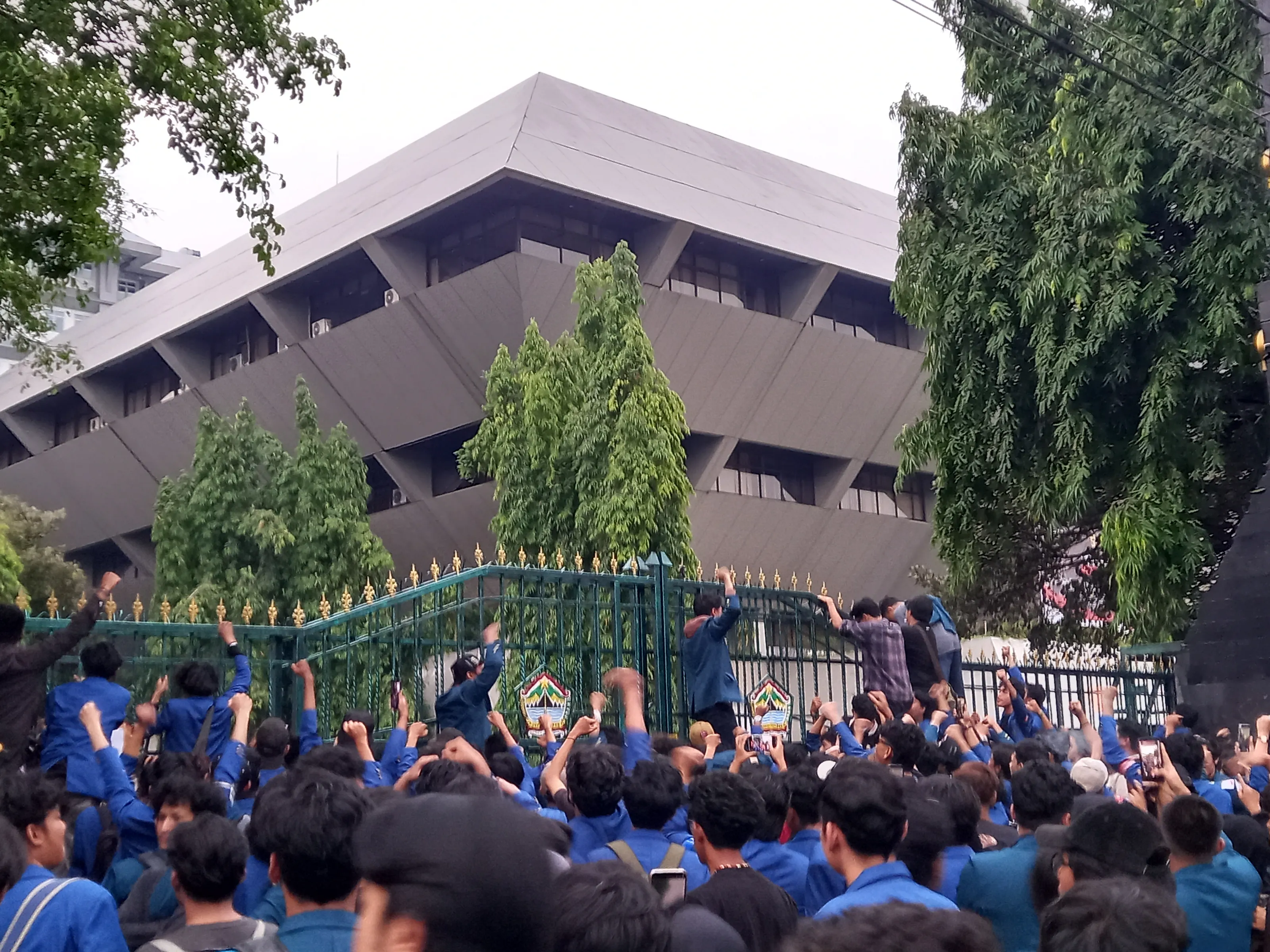 Teriakan Revolusi Menggema di Semarang, Mahasiswa Kritik MBG dan RUU Polri