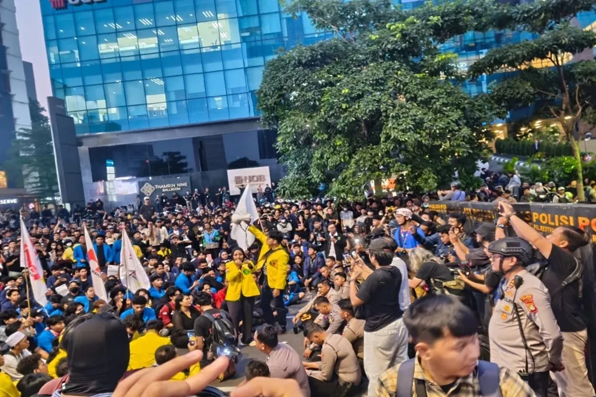 Massa Demo Tolak MBG Bertahan di Jalan Sudirman, Bundaran HI Masih Steril
