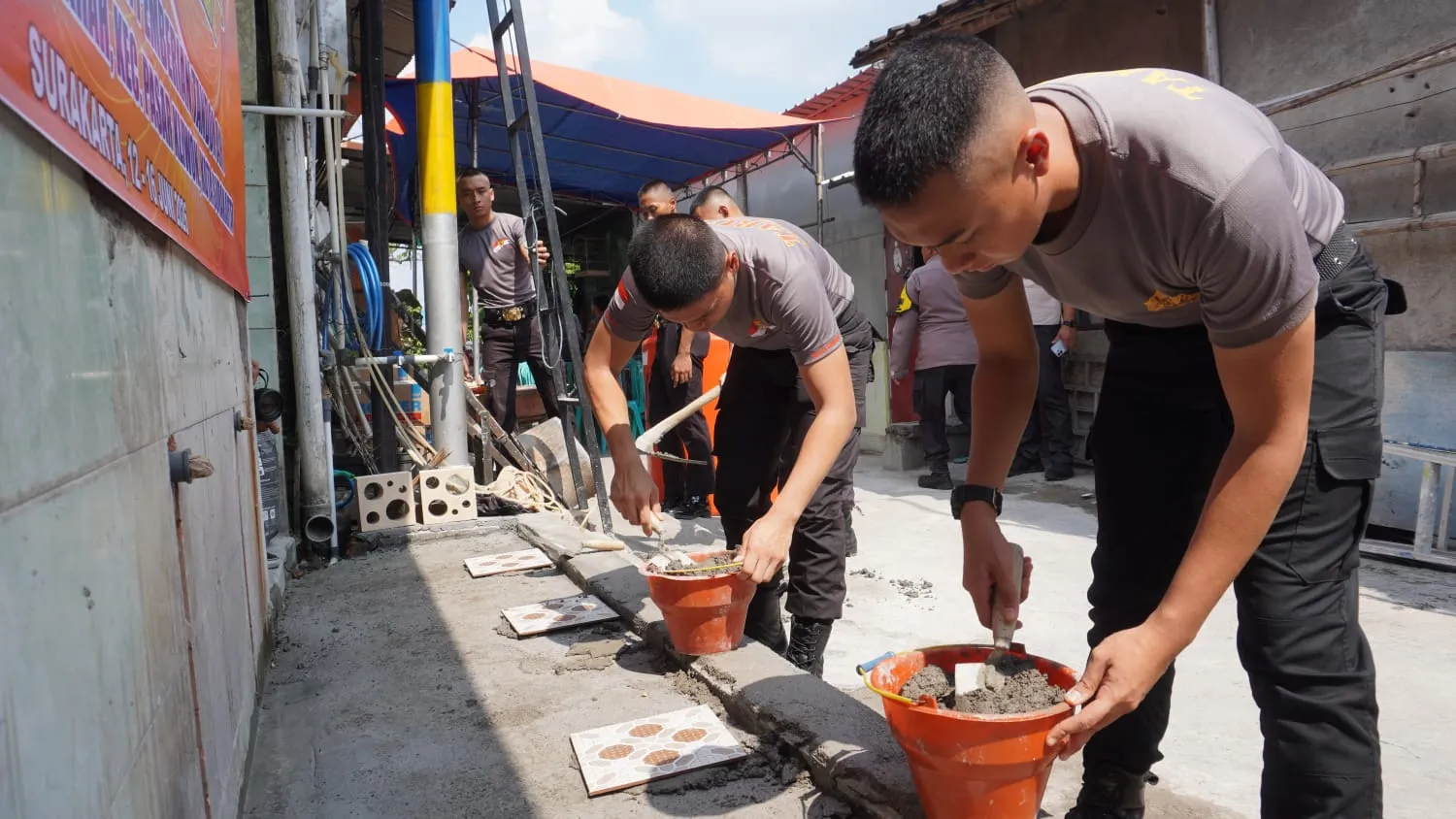 Latihan Kerja di Solo, Taruna Akpol Renovasi Sanitasi Lingkungan Sangkrah