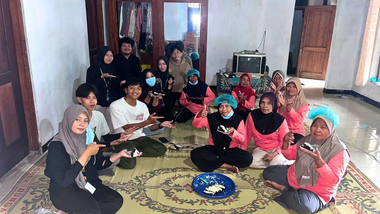 Tim Mahasiswa Hibah Jarpak UNS Ajak KWT Desa Ngargoyoso Olah Singkong Jalak Towo