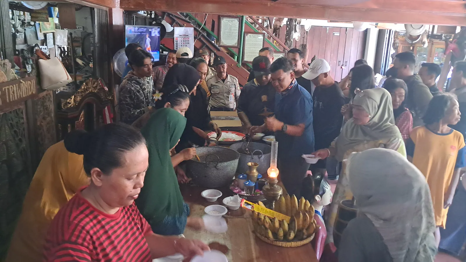 Dibagikan Gratis di Pasar Triwindu Solo, Jenang Sura Bikin Pengunjung Terkesan