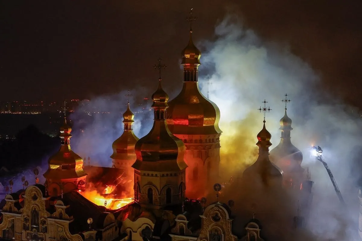 Serangan Rusia Sebabkan 9 Jiwa Meninggal, Katedral Bersejarah Kyiv Terbakar