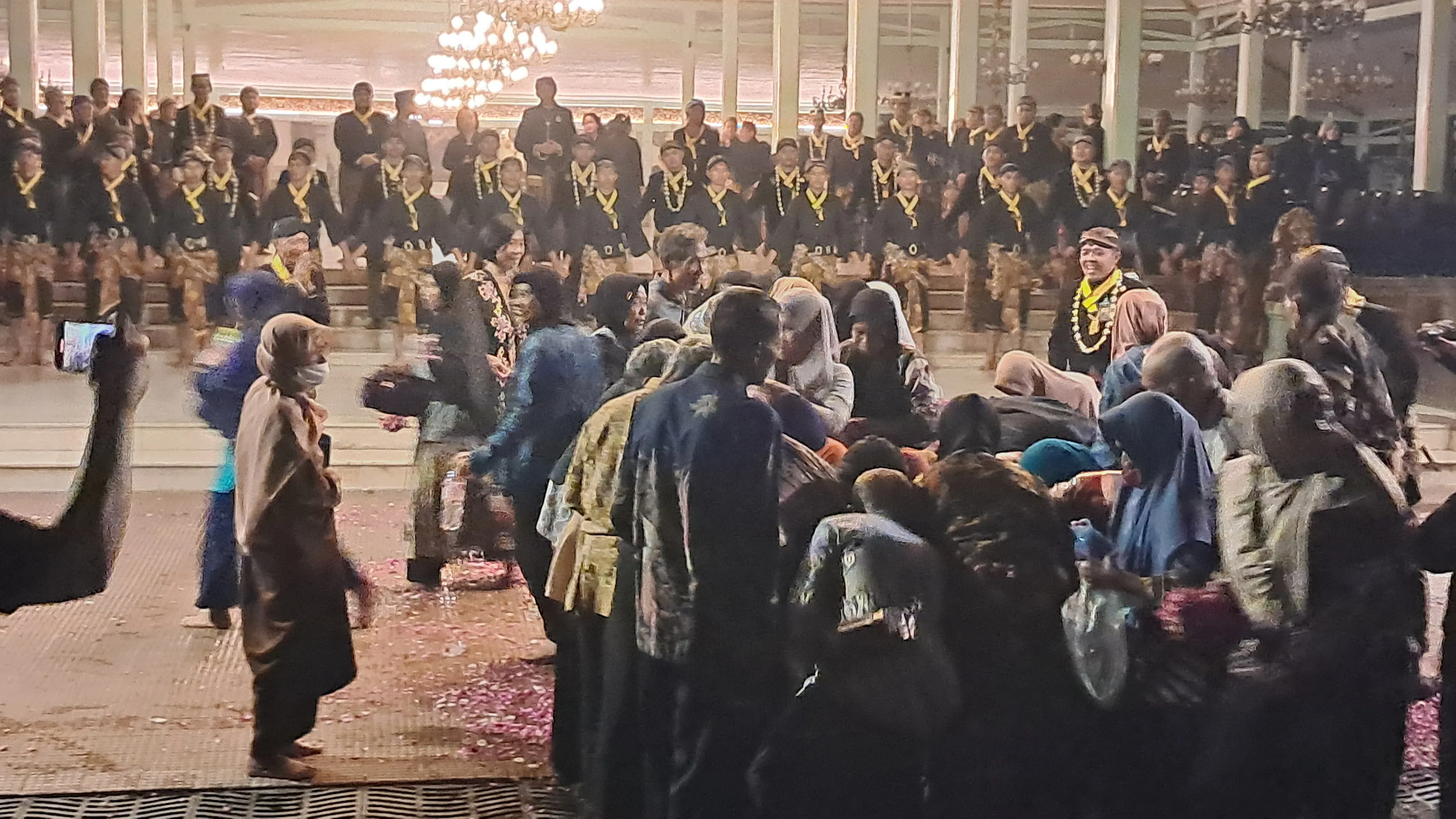 Kirab 1 Sura di Mangkunegaran Solo, Air Bekas Jamasan Pusaka Jadi Rebutan Warga