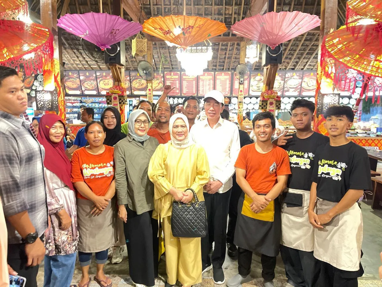 Makan di Wedangan Bu Siti Solo, Ini Menu Klangenan Jokowi, Iriana, dan Kahiyang