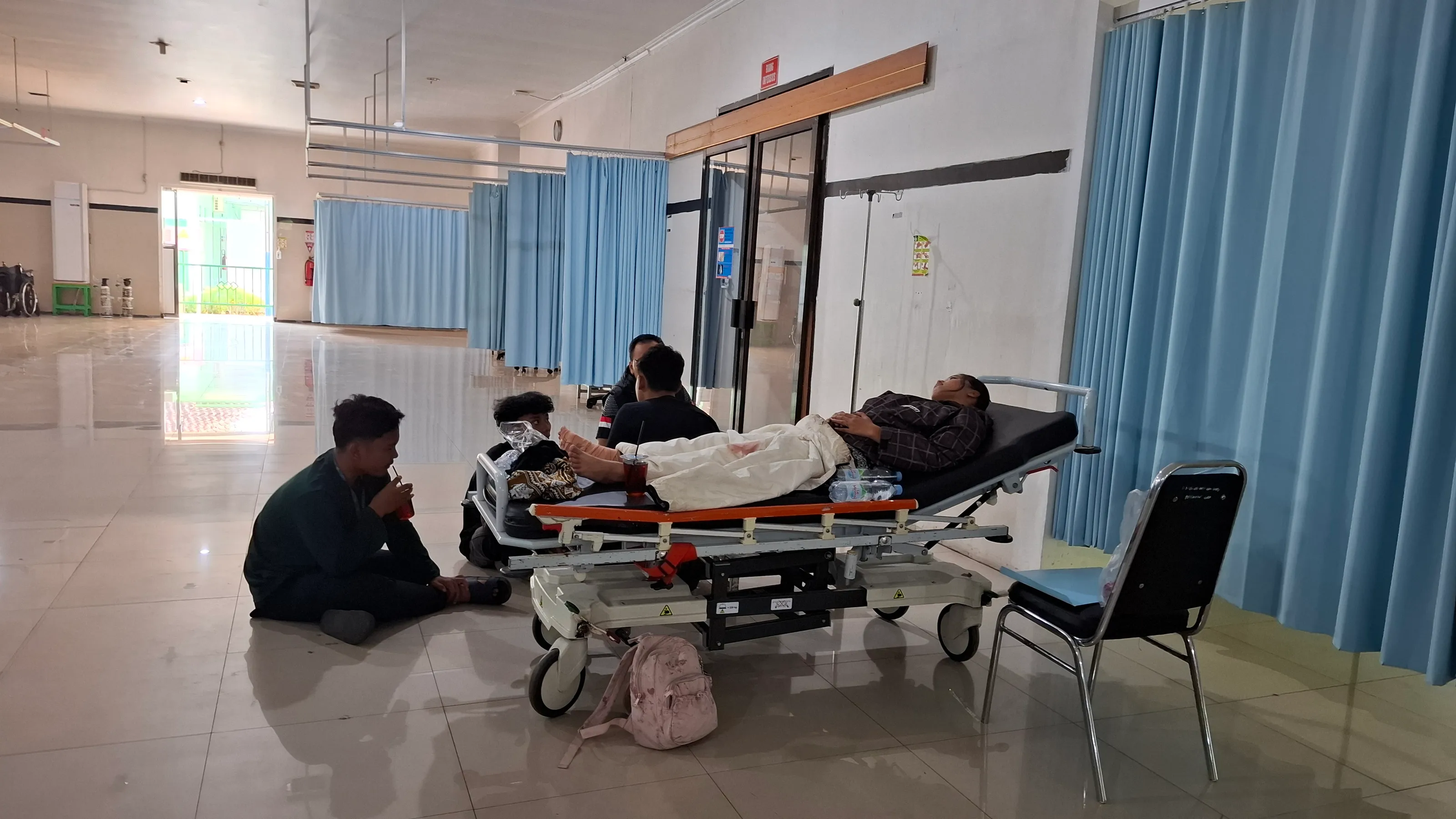 Diduga Rem Blong, Bus Pendaki Gunung Lawu Tabrak Warung di Kemuning Karanganyar