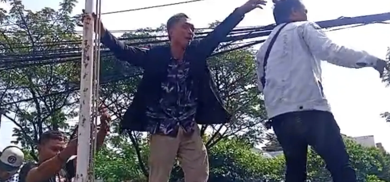 Tangis Pendukung Pecah di Sidang Sudewo, Sebut Bupati Nonaktif Korban Politik
