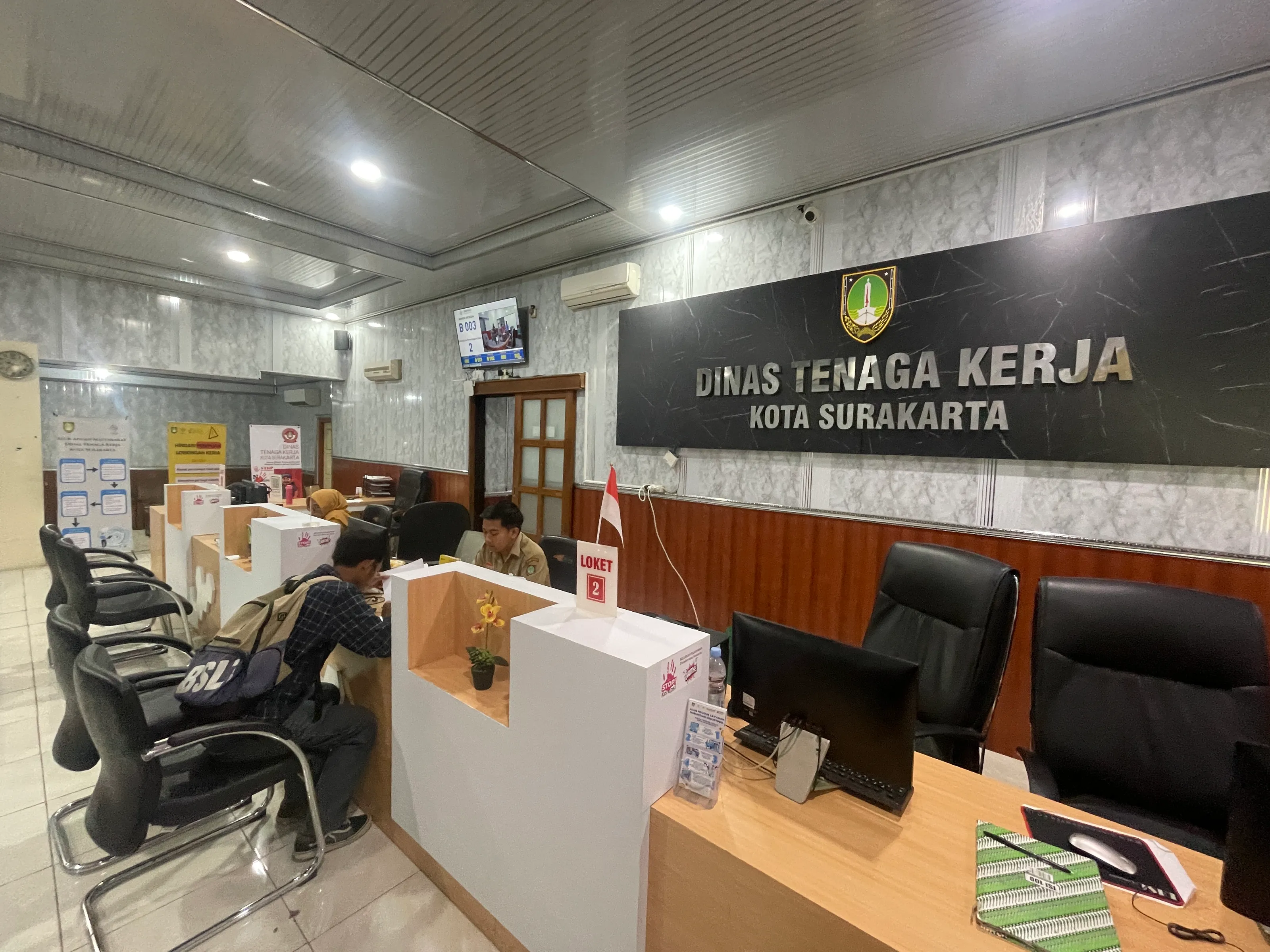 Warga Berburu Peluang Kerja di Disnaker Solo
