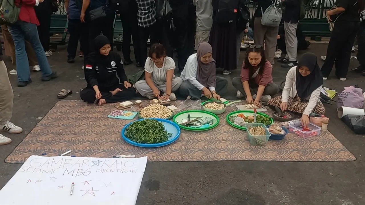 Aksi Kritik MBG di Semarang, Massa Dirikan Dapur Umum dan Masak Bersama