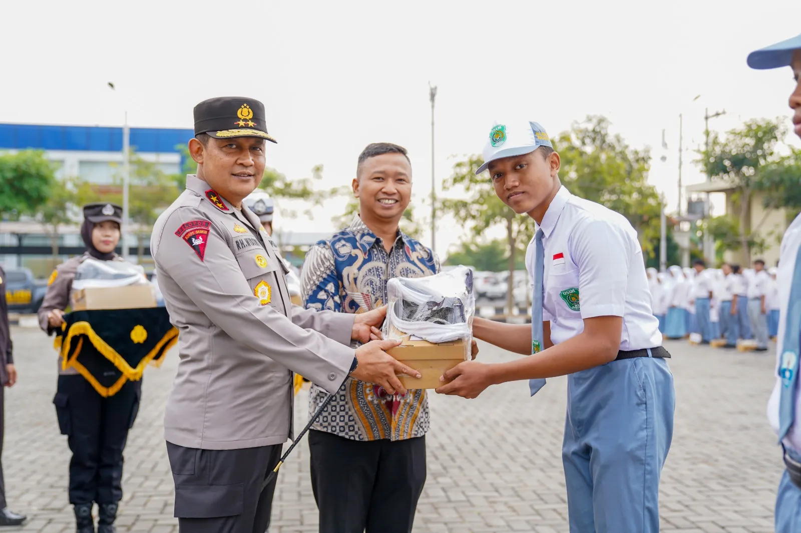 Polres Sukoharjo Bagikan 1.000 Sepatu Gratis untuk Pelajar SMA/SMK