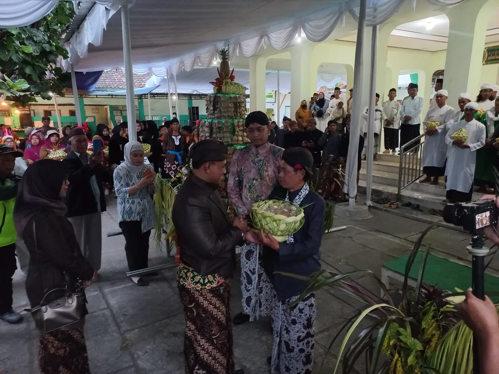 Sebaran Apam Yaa Qawiyyu Jatinom Digelar Jumat Siang, Gunungan Diserahkan