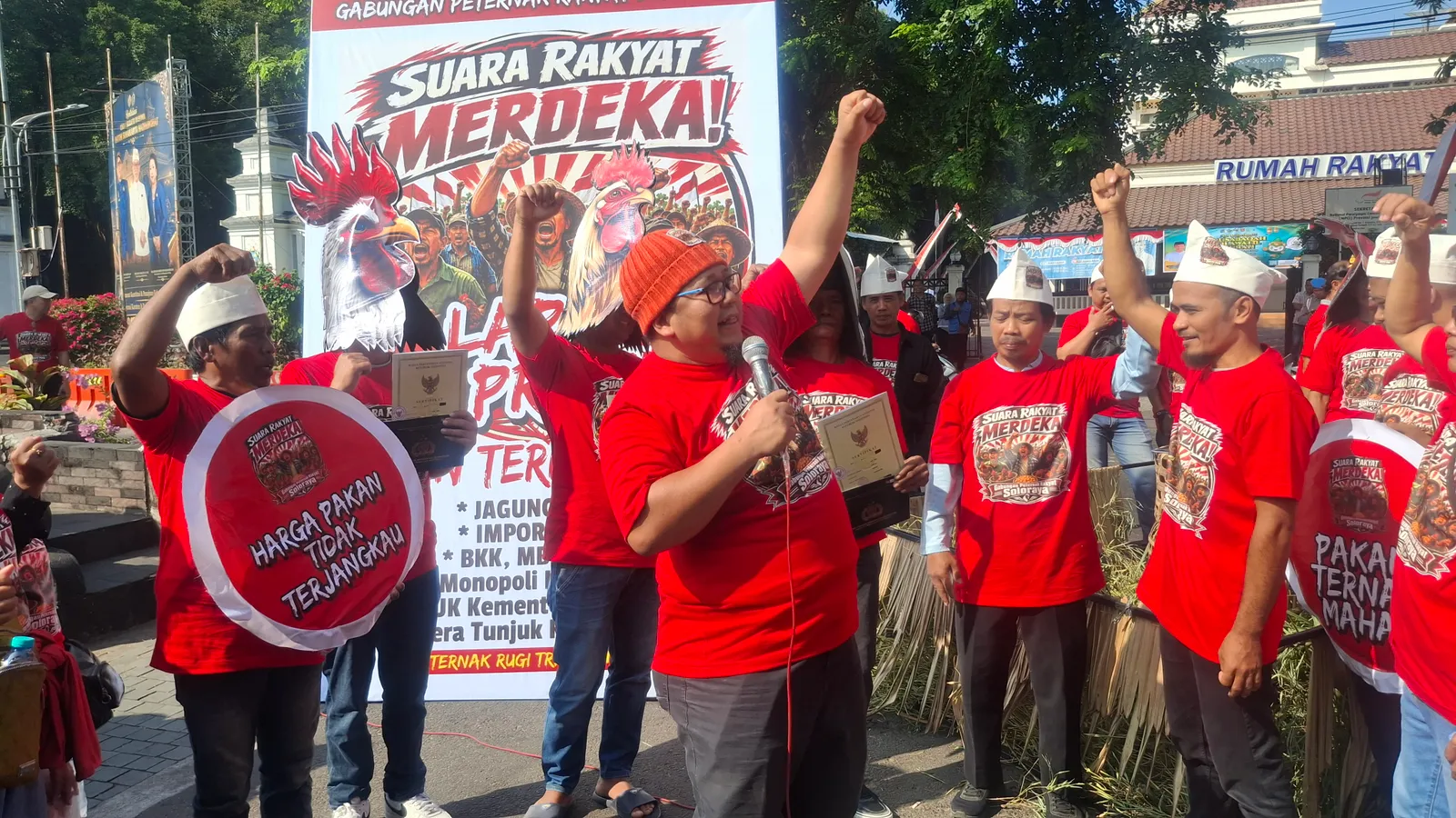 Protes Harga Pakan Mahal, Gabungan Peternak Soloraya Demo di Gladak Solo