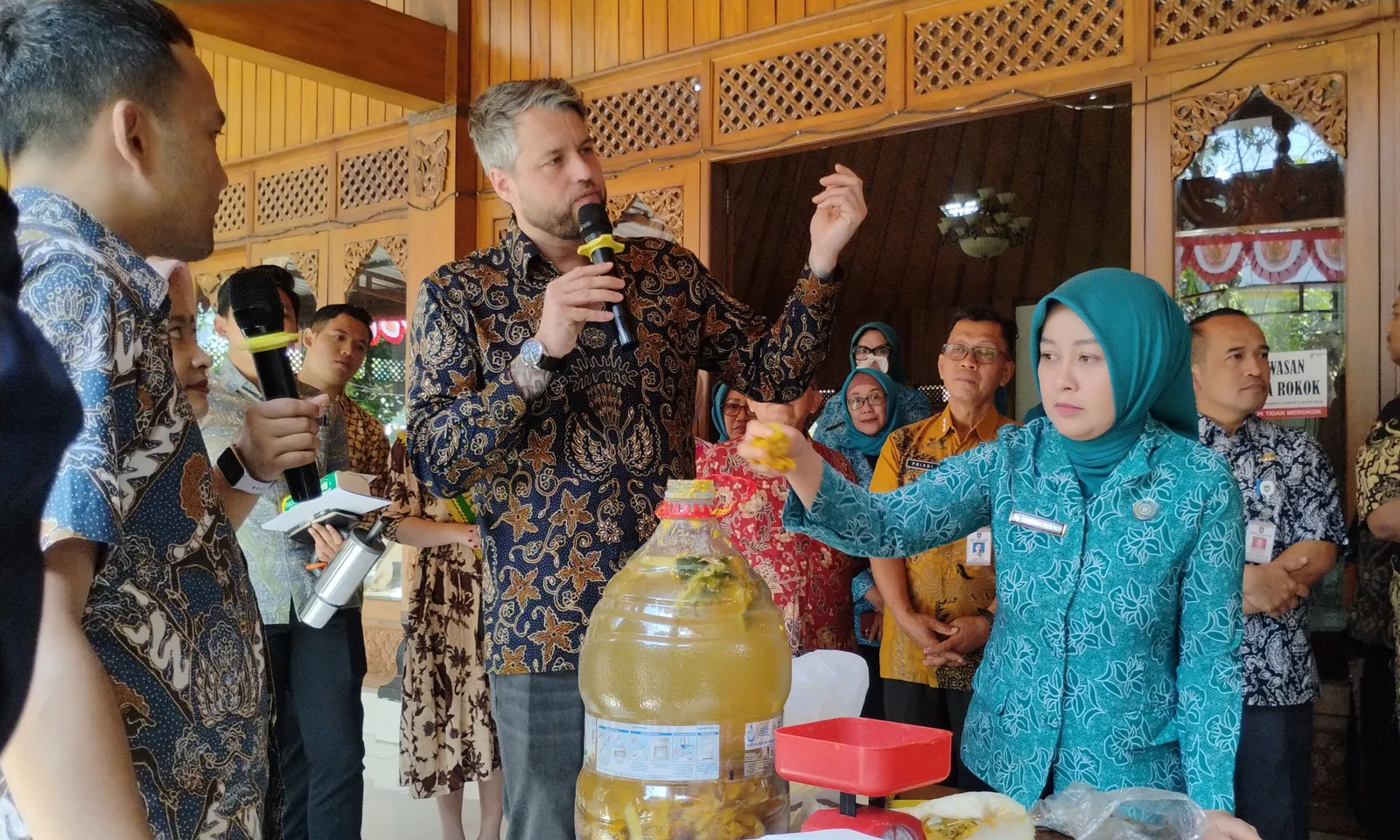 Diundang ke Solo, Bule Sampah Ajari Ibu-ibu PKK Bikin Eco-Enzyme di Manahan