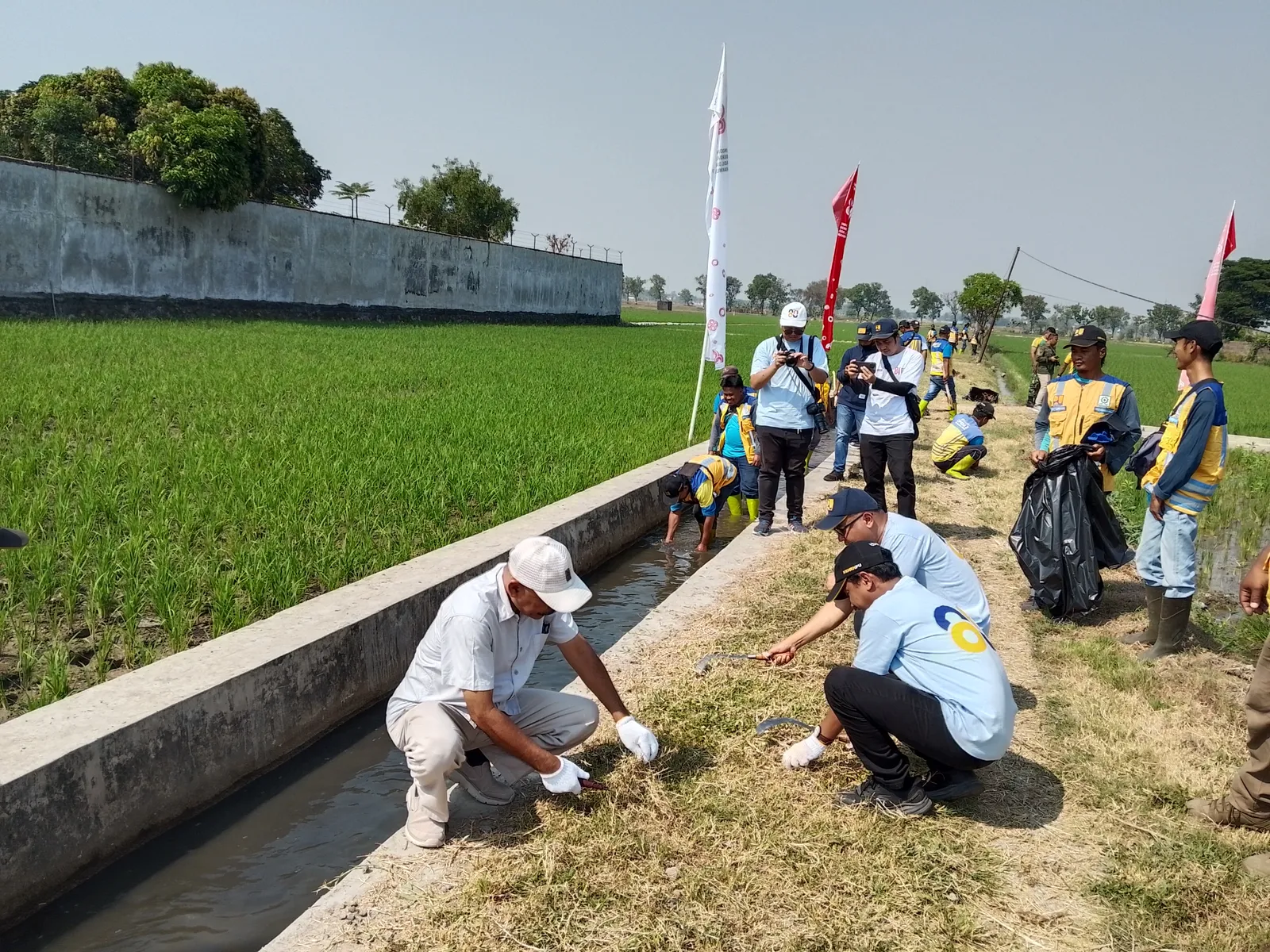 Sampah Rumah Tangga Sumbat Irigasi Pertanian, Sukoharjo Daerah Terparah
